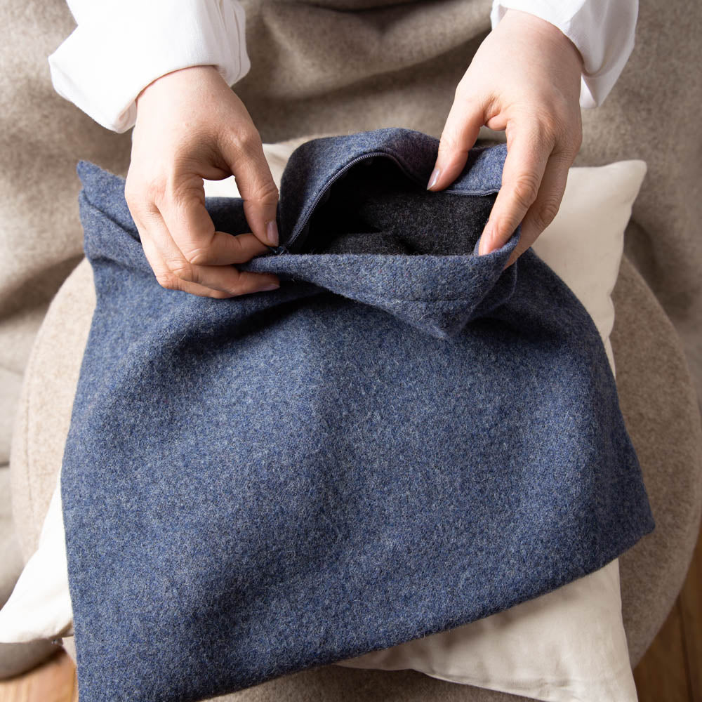 kuschelkissen_wollefullung_verschiedene_grossen_sofakissen_loden_blau-5