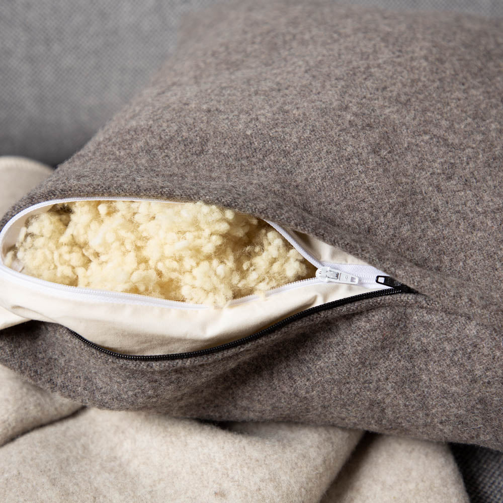 kuschelkissen_wollefullung_verschiedene_grossen_sofakissen_loden_braun-2