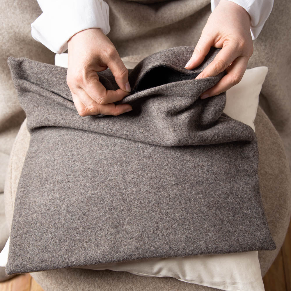 kuschelkissen_wollefullung_verschiedene_grossen_sofakissen_loden_braun-5_8c96eb43-7280-4a74-86b5-307d484894e3