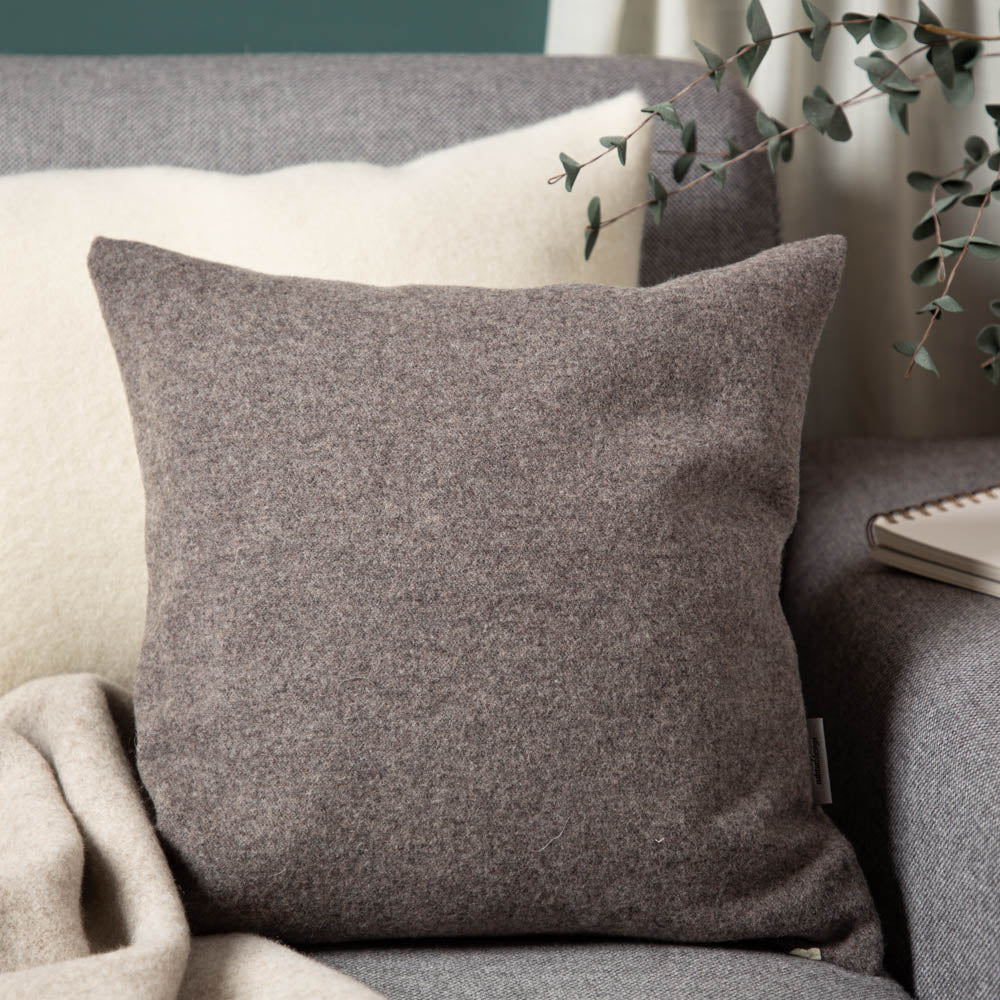 kuschelkissen_wollefullung_verschiedene_grossen_sofakissen_loden_braun