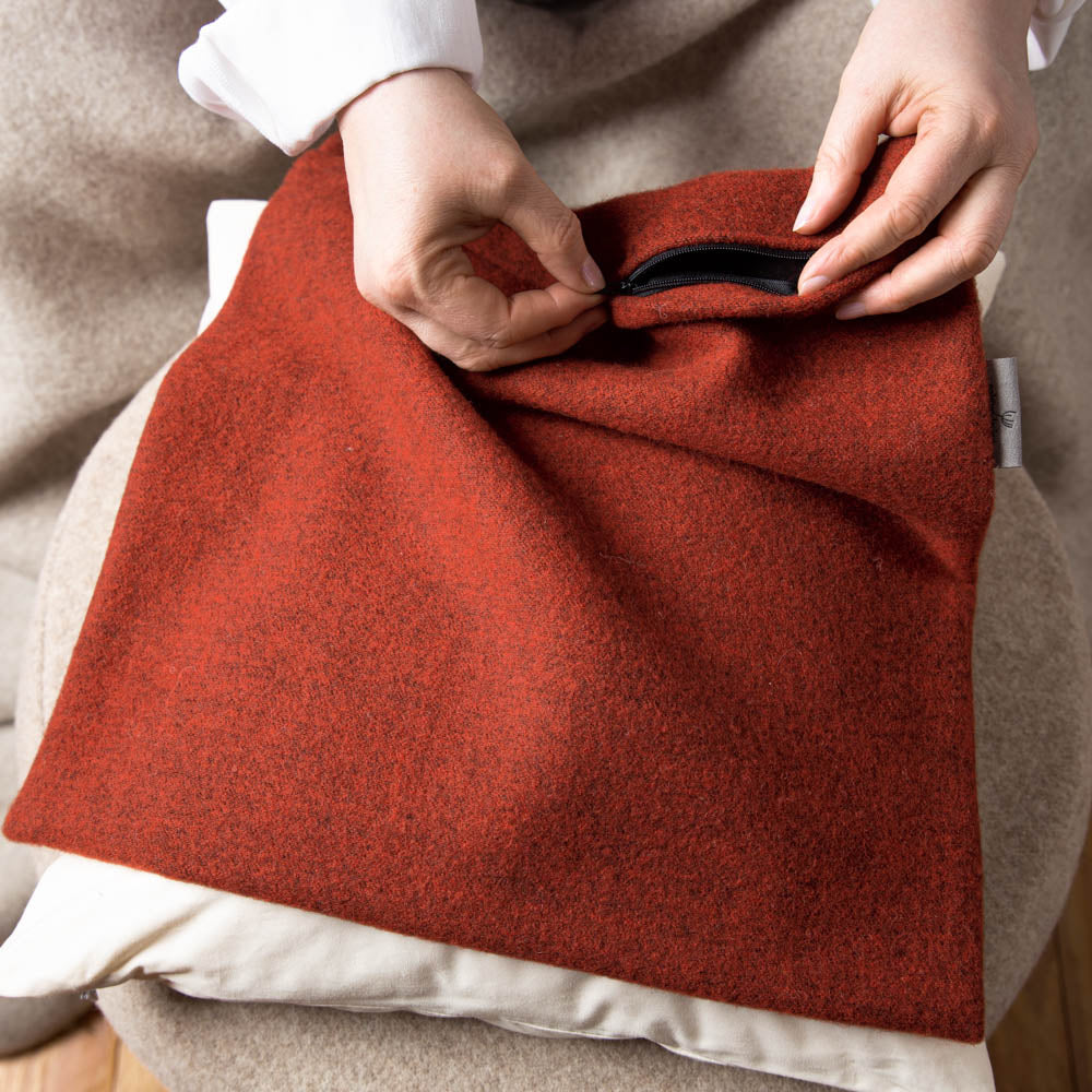 kuschelkissen_wollefullung_verschiedene_grossen_sofakissen_loden_rot-5