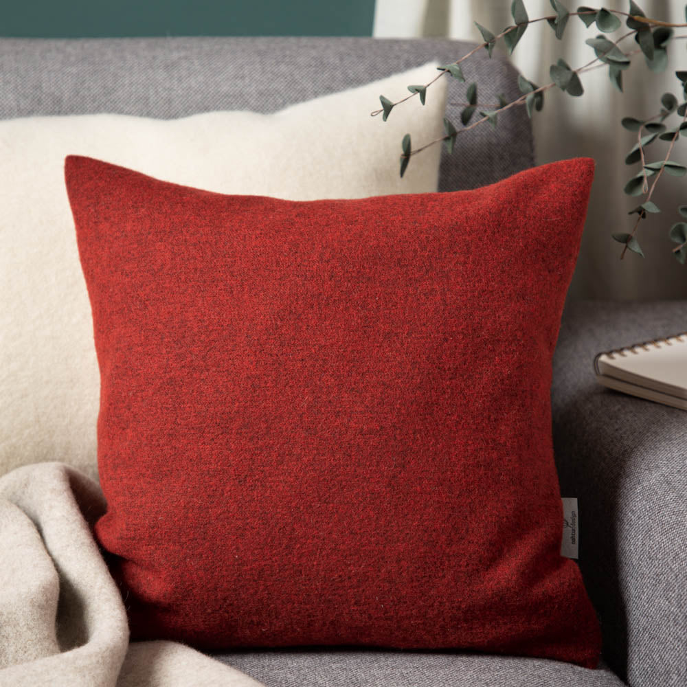 kuschelkissen_wollefullung_verschiedene_grossen_sofakissen_loden_rot