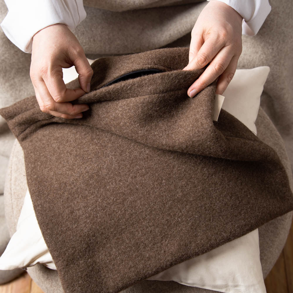 kuschelkissen_wollefullung_verschiedene_grossen_sofakissen_merinowolle_schokobraun-5
