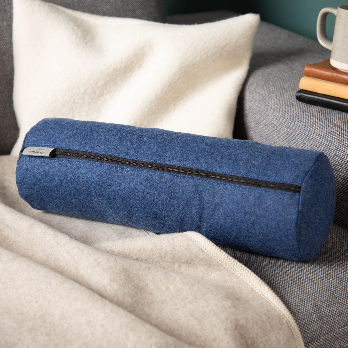 nackenrolle_feinloden_schurwolle_blau-2
