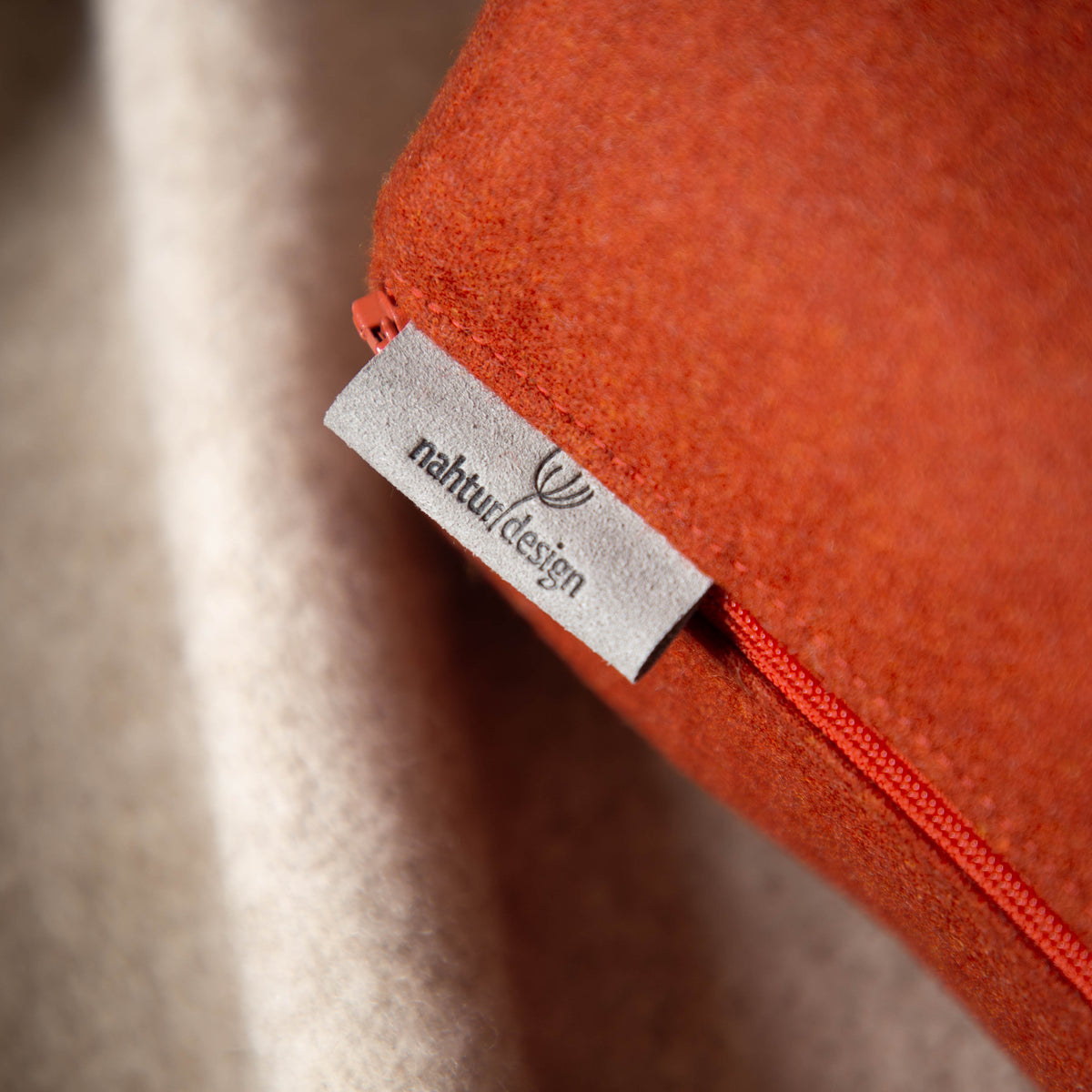 nackenrolle_feinloden_schurwolle_rot-3