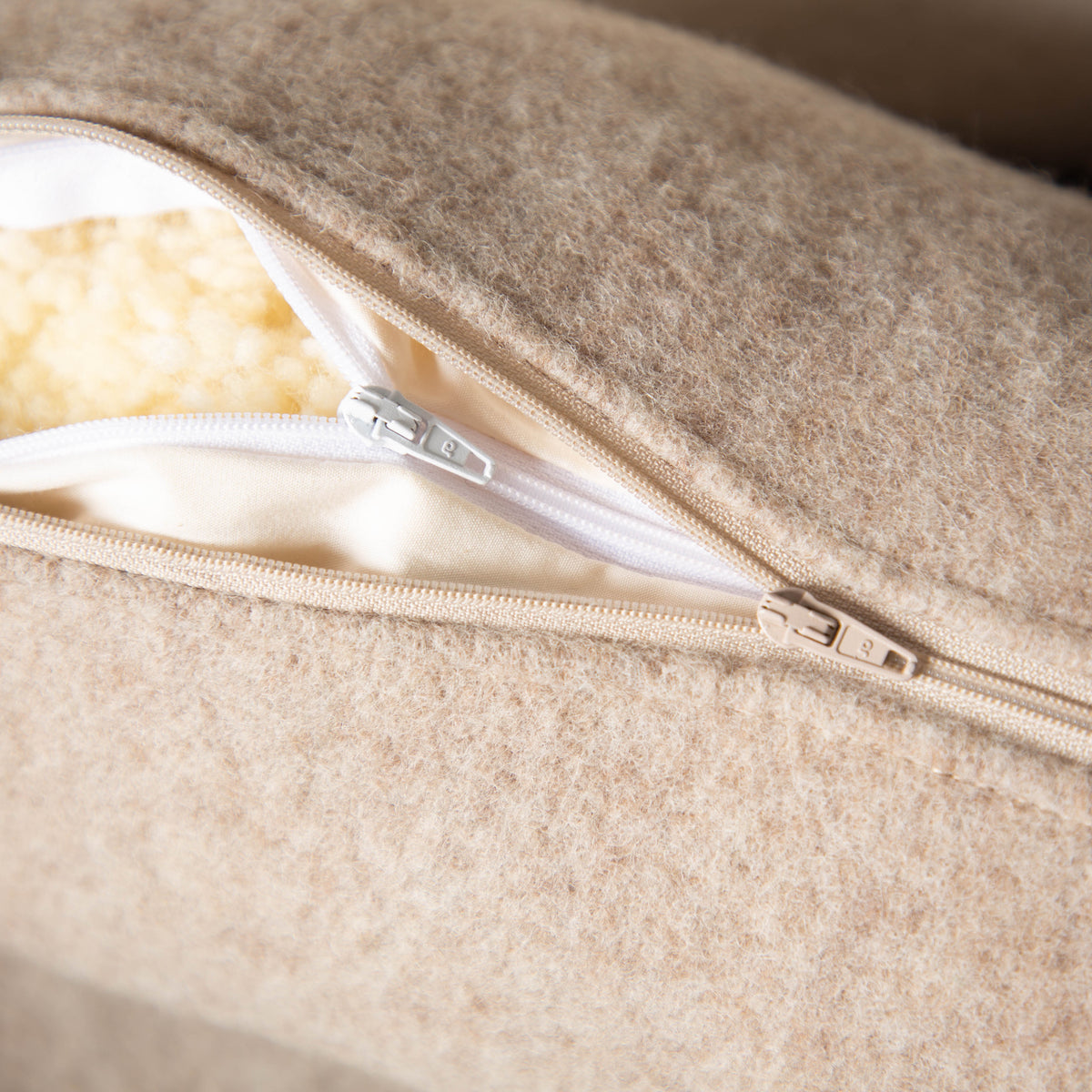 nackenrolle_flauschloden_extra_komfort_schurwolle_beige-5