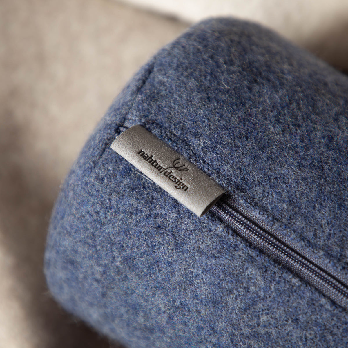 nackenrolle_flauschloden_schurwolle_blau-3