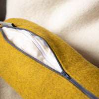 nackenrolle_flauschloden_schurwolle_gelb-4