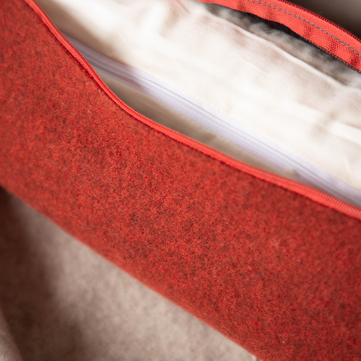 nackenrolle_flauschloden_schurwolle_rot-3