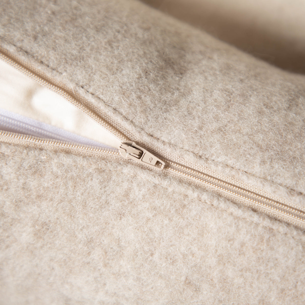 nackenrolle_mongolwolle_premium_schurwolle_grau-beige-4