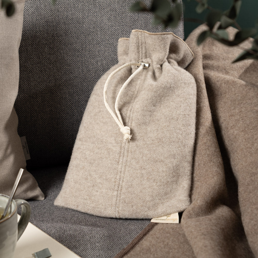 okowarmflasche_premium_mongolische_merinowolle_ungefarbt_grau-beige_2_von_3