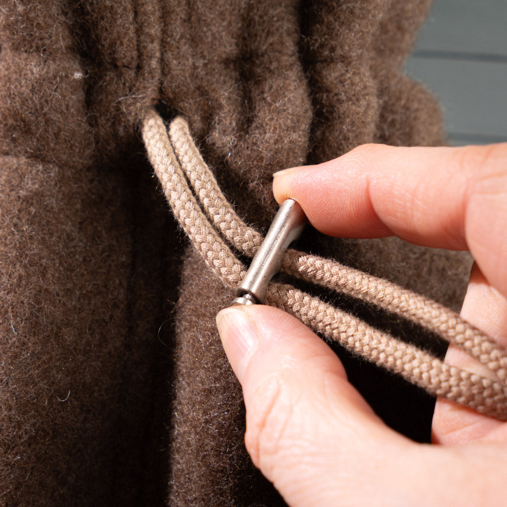 okowarmflasche_premium_mongolische_merinowolle_ungefarbt_schokobraun_2_von_4