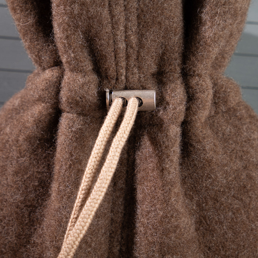 okowarmflasche_premium_mongolische_merinowolle_ungefarbt_schokobraun_2_von_5
