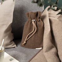okowarmflasche_premium_mongolische_merinowolle_ungefarbt_schokobraun_3_von_6