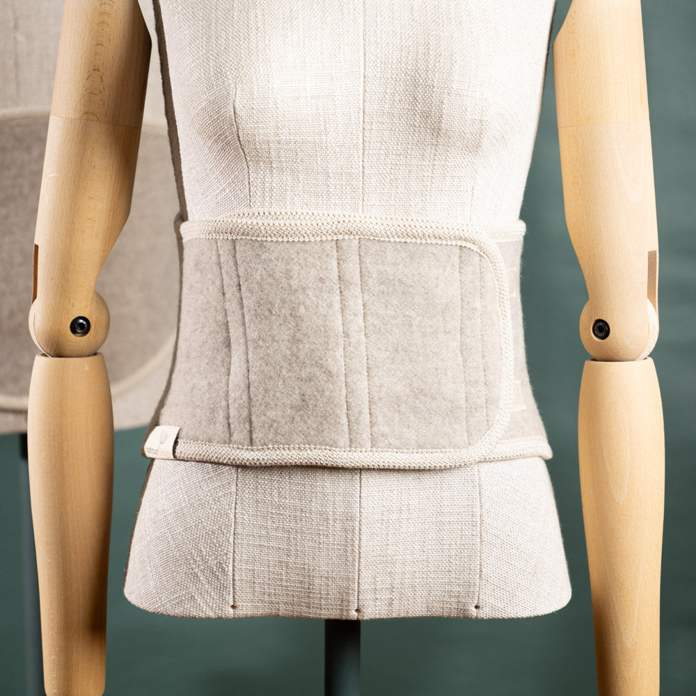 ruckenwarmer_mongolische_merinowolle_ungefarbt_grau-beige_3_von_13