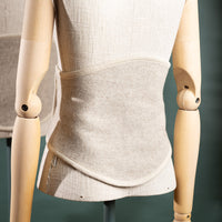 ruckenwarmer_mongolische_merinowolle_ungefarbt_grau-beige_5_von_13
