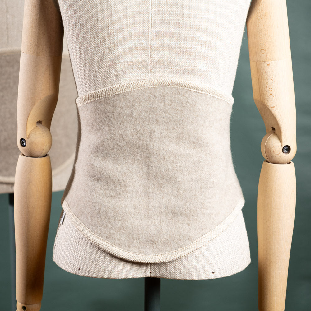 ruckenwarmer_mongolische_merinowolle_ungefarbt_grau-beige_6_von_13