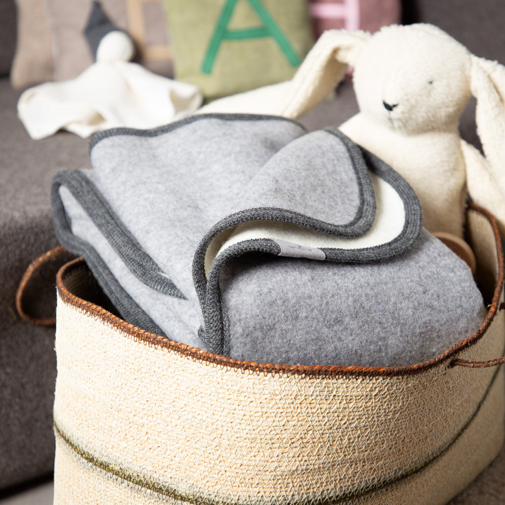 warme_Wolldecke-Lodendecke-Kinderdecke-grau