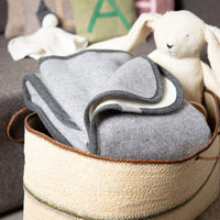 warme_Wolldecke-Lodendecke-Kinderdecke-grau