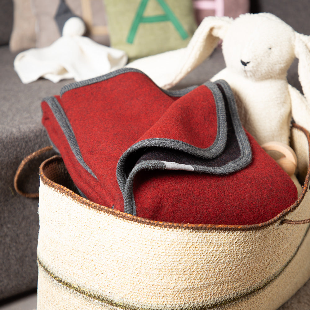 warme_Wolldecke-Lodendecke-Kinderdecke-rot