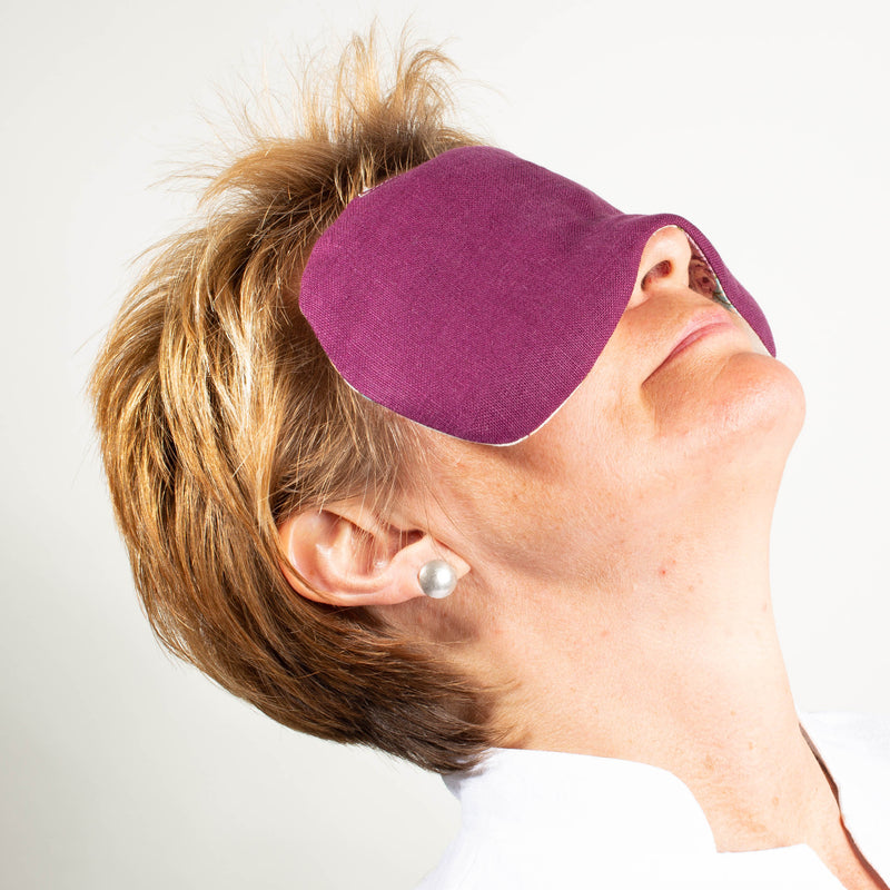Frau mit Augenmaske in violett