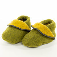 Babyschuhe aus Flauschloden Merinowolle gelb-grün