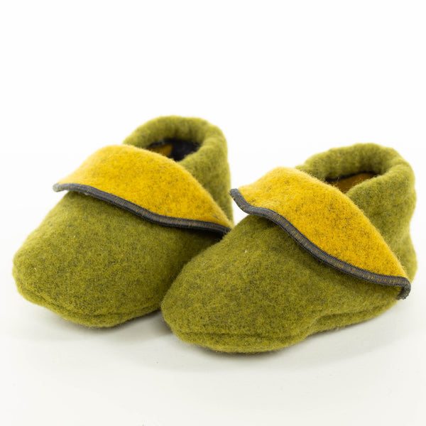 Babyschuhe aus Flauschloden Merinowolle gelb-grün