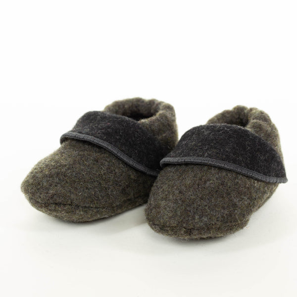 Babyschuhe aus Flauschloden Merinowolle grün-schwarz
