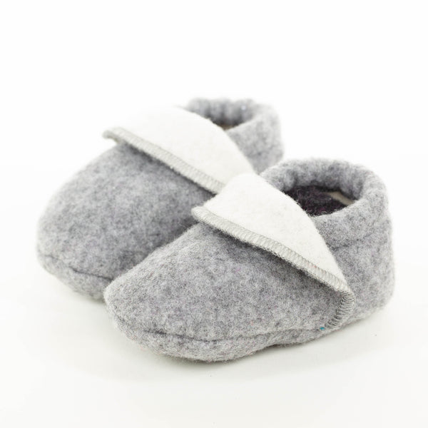 Babyschuhe aus Flauschloden Merinowolle grau-beige