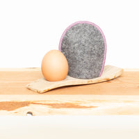 Eierwärmer mit Ei in grauer Wolle mit Rand rosa