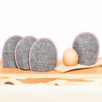 4 Eierwärmer mit Ei in grauer Wolle mit Rand rosa