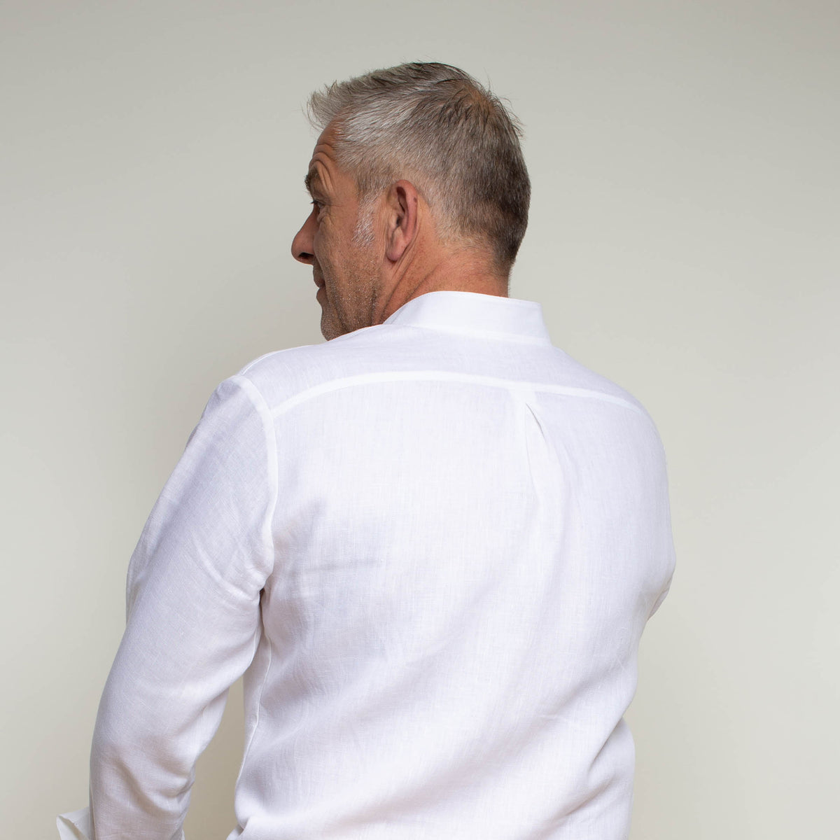 Rückenansicht von Leinenhemd weiß mit Stehkragen