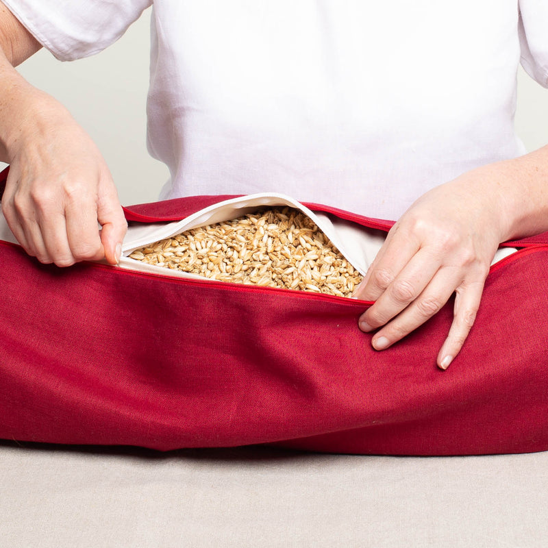 Detail Knierolle mit Leinenbezug geöffnet mit Dinkelspelzfüllung