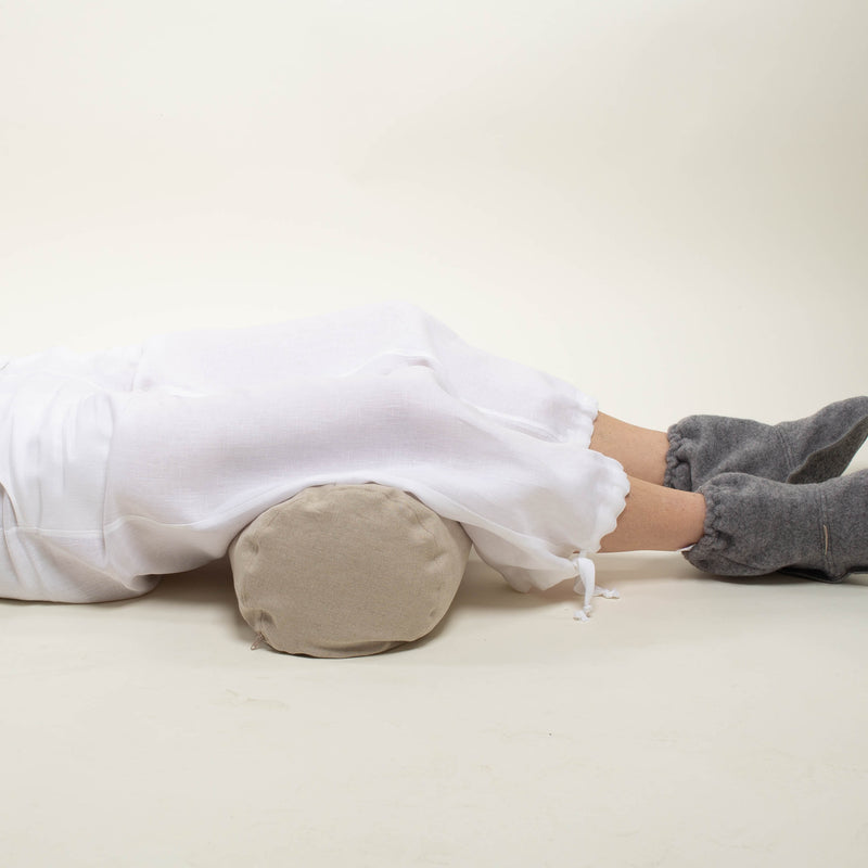 Knierolle mit Dinkelspelz und Leinenbezug natur