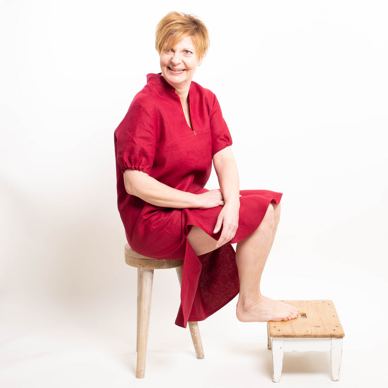 Frau mit rotem Leinenkleid