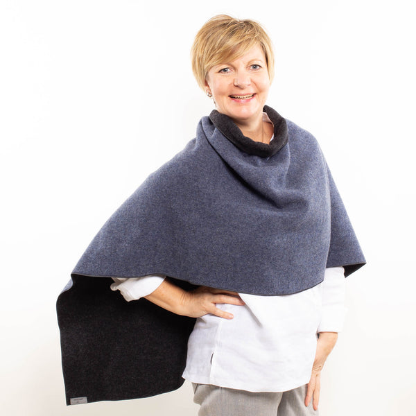 Frau mit Poncho aus Merinowolle in blau