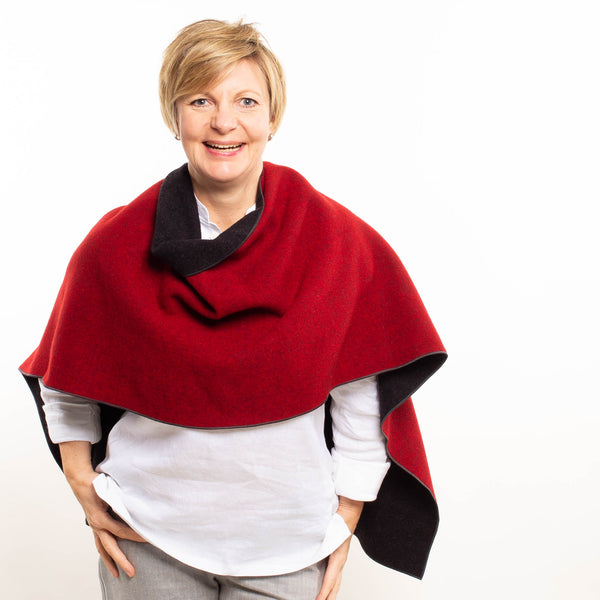 Frau mit Poncho aus Merinowolle in rot