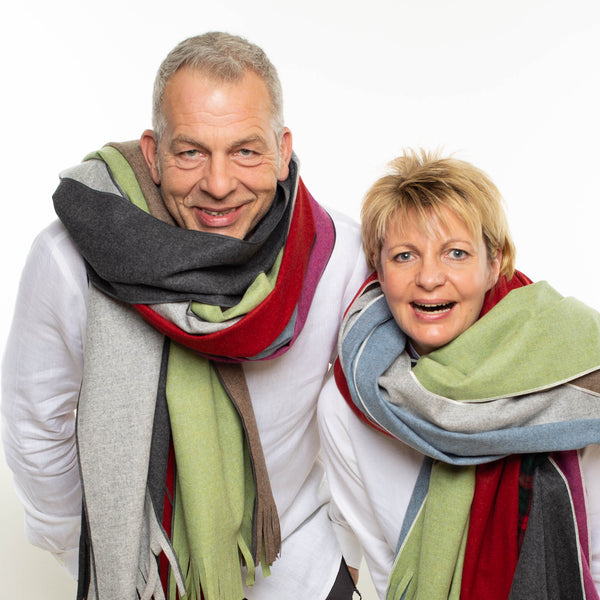 Paar mit vielen bunten Wollschals