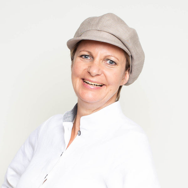  Frau mit Schiebermütze aus Bioleinen