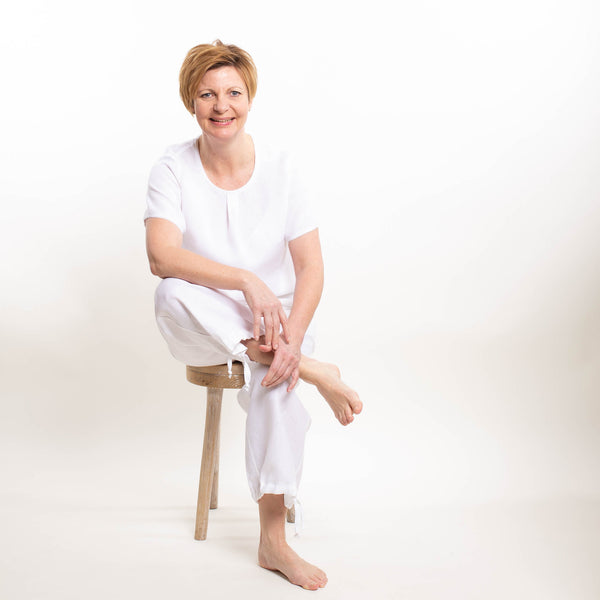 Frau mit weißer Leinenkombi