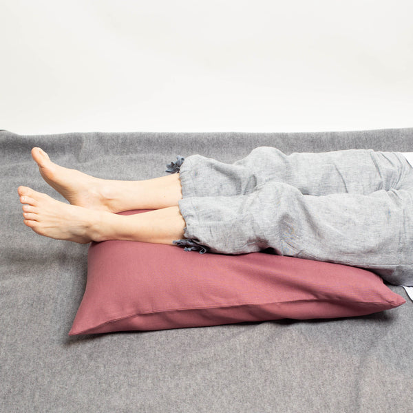 Venenkissen mit hochgelegten Beinen rosa