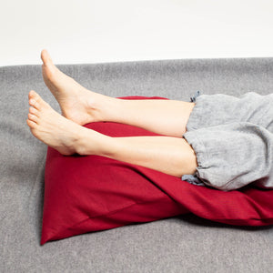 Venenkissen mit hochgelegten Beinen rot