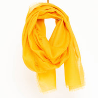 hauchzarter Schal aus Wolle gelb