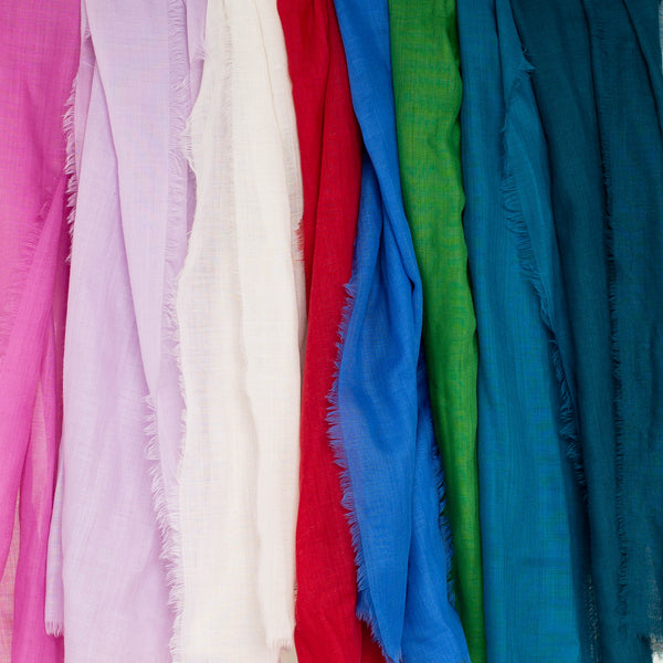 bunte Farben von hauchfeiner Wollstoff
