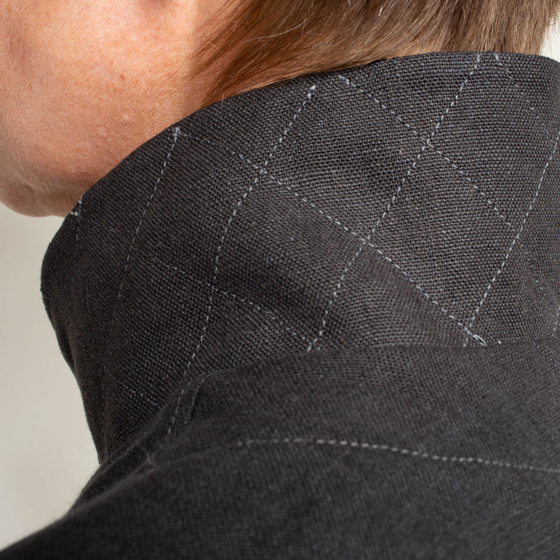 Detail Kragen Leinenjacke mit Absteppung