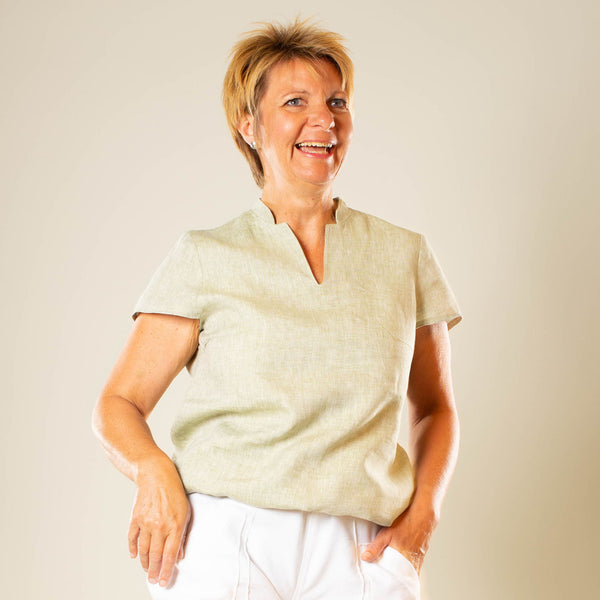 Frau mit Leinentunika in hellgrün