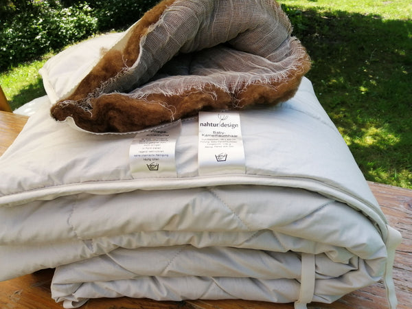 Bettdecke auf Holztisch mit einem Muster der Naturhaarfüllung