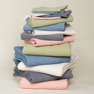 Handtücher aus Halbleinen in verschiedenen Farben auf einem Stapel