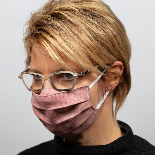 Frau mit Brillenträgermaske aus Bioleinen rot
